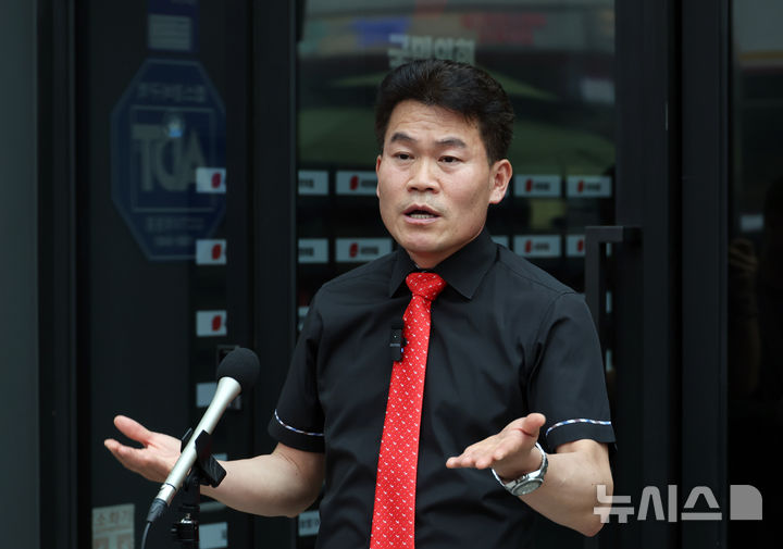 [서울=뉴시스] 고승민 기자 = 대구·경북 전당대회 합동연설회에서 '배신자' 야유를 주도한 전한길 전 한국사 강사가 11일 서울 여의도 국민의힘 당사 로비에서 '김근식 최고위원 후보자 징계요구서'를 당 윤리위에 제출한 후 취재진 질문에 답하고 있다. 2025.08.11. kkssmm99@newsis.com