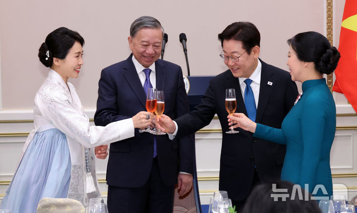 [서울=뉴시스] 최동준 기자 = 이재명 대통령과 부인 김혜경 여사, 또 럼 베트남 당서기장과 부인 응오 프엉 리 여사가 11일 청와대 영빈관에서 열린 국빈만찬에서 기념 건배를 하고 있다. (대통령실통신사진기자단) 2025.08.11. photocdj@newsis.com