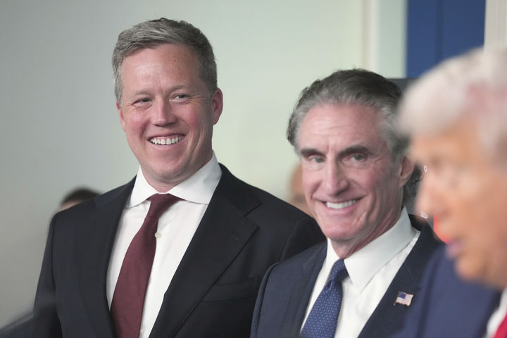 [워싱턴=AP/뉴시스]지난 8월 11일 미국 워싱턴DC 백악관에서 댄 드리스콜(왼쪽) 육군장관이 버그 더검 내무장관과 함께 도널드 트럼프 대통령 연설을 지켜보며 웃고 있다. 2025.11.27.