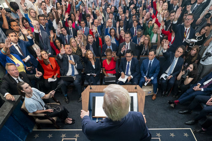 [워싱턴=AP/뉴시스]도널드 트럼프 미국 대통령이 11일(현지 시간) 백악관 브리핑룸에서 워싱턴DC 치안 강화 조치 관련 기자회견을 하고 있다.