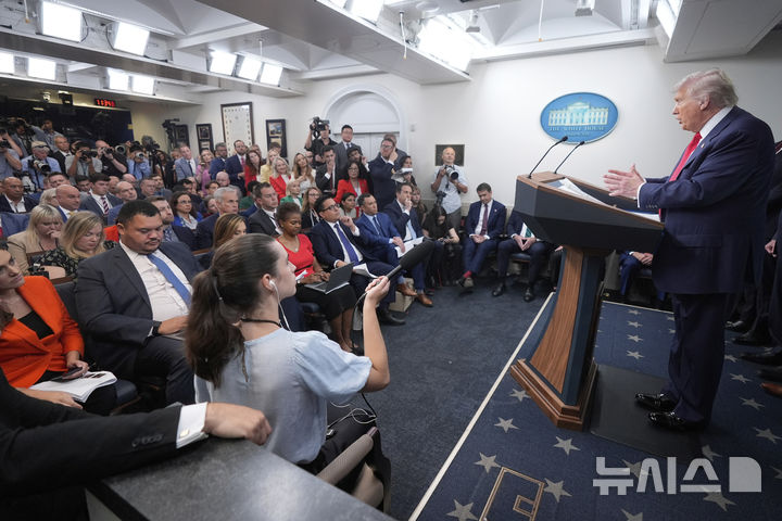 [워싱턴=AP/뉴시스] 도널드 트럼프 미국 대통령이 11일(현지 시간) 백악관 브리핑룸에서 워싱턴DC 치안 강화 조치 관련 기자회견을 하고 있다.