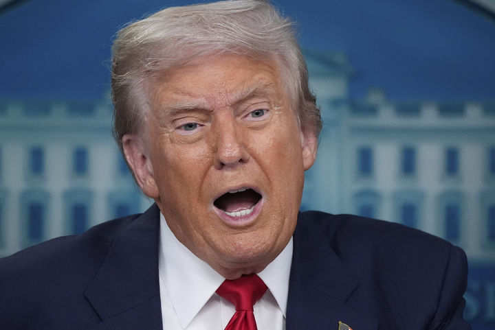 [워싱턴=AP/뉴시스]도널드 트럼프 미국 대통령이 11일(현지 시간) 백악관 브리핑룸에서 워싱턴DC 치안 강화 조치 관련 기자회견을 진행하고 있다. 