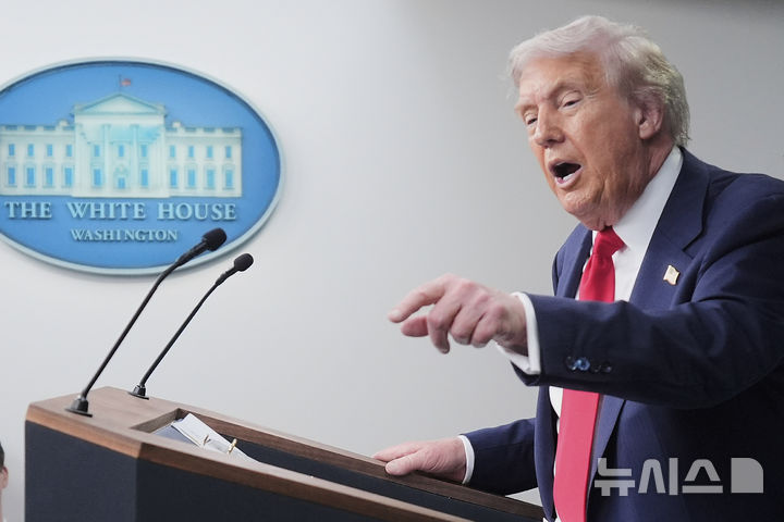 [워싱턴=AP/뉴시스] 도널드 트럼프 미국 대통령이 11일(현지 시간) 백악관 브리핑룸에서 워싱턴DC 치안 강화 조치 관련 기자회견을 하고 있다.