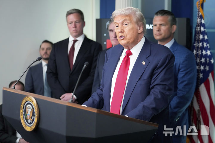 [워싱턴=AP/뉴시스] 도널드 트럼프 미국 대통령이 11일(현지 시간) 백악관 브리핑룸에서 워싱턴DC 치안 강화 조치 관련 기자회견을 하고 있다.