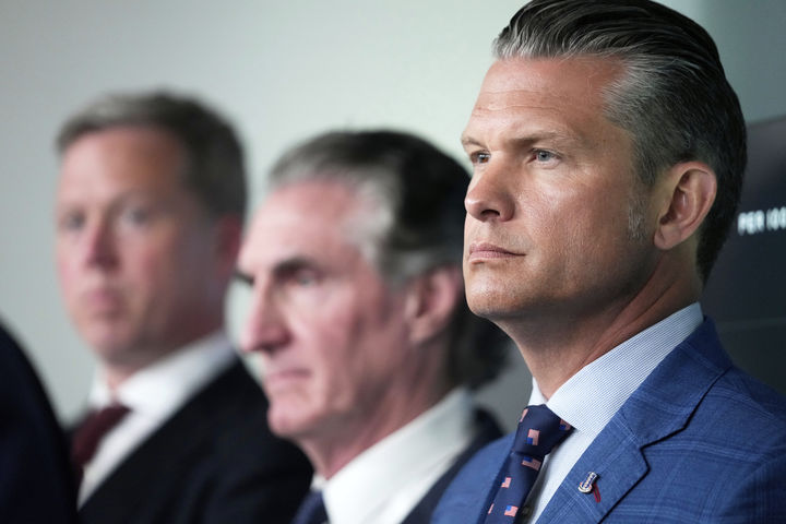 [워싱턴=AP/뉴시스] 피트 헤그세스 미 국방장관이 11일(현지 시간) 백악관 브리핑룸에서 열린 워싱턴DC 치안 강화 조치 관련 기자회견에 참석해 도널드 트럼프 대통령의 발언을 듣고 있다.