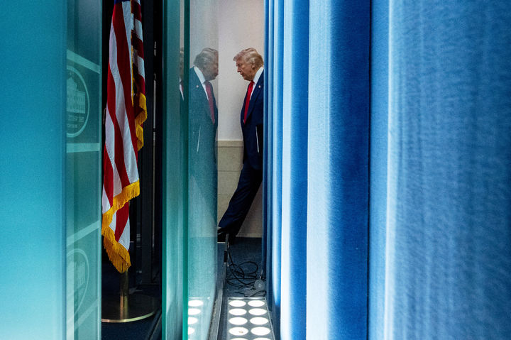 [워싱턴=AP/뉴시스] 도널드 트럼프 미국 대통령이 11일(현지 시간) 백악관 브리핑룸에서 열린 워싱턴DC 치안 강화 조치 관련 기자회견에 참석하고 있다.