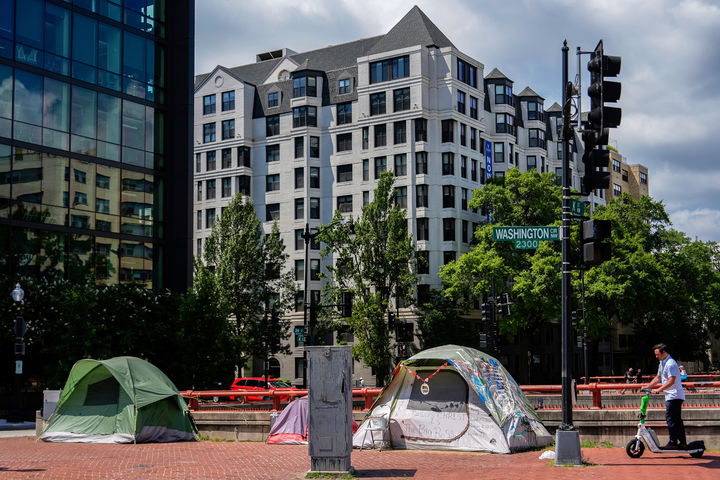 [워싱턴=AP/뉴시스] 11일(현지 시간) 미 워싱턴 D.C. 조지 워싱턴 대학교 인근 인도에 텐트들이 설치되어 있다. 도널드 트럼프 대통령은 "수도를 더 안전하고 아름답게 만들 것"이라며 "노숙자들은 즉시 떠나야 할 것"이라고 경고했다. 워싱턴의 경찰청장을 지명했던 미 법무부가 법원의 중재에 따라 지명을 철회했다. 2025.8.16. 