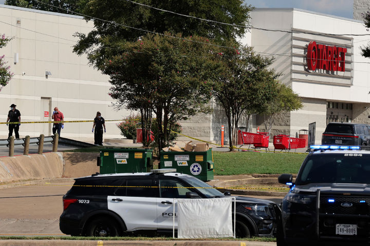 [오스틴( 미 텍사스주)=AP/뉴시스] 미국 텍사스주 오스틴 시의 타겟 매장 주차장에서 8월 11일 총격 사건이 일어나 3명이 목숨을 잃은 뒤 경찰이 현장을 수사하고 있다.  30대 용의자는 차를 훔쳐타고 도주했지만 시내 반대쪽에서 경찰에 체포되었다.  2025. 08.12.  