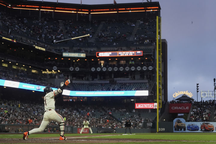 [샌프란시스코=AP/뉴시스] 샌프란시스코 자이언츠의 이정후가 11일(현지 시간) 미 캘리포니아주 샌프란시스코 오라클 파크에서 열린 2025 메이저리그(MLB) 샌디에이고 파드리스와의 경기에 6번 타자 중견수로 선발 출전해 5회말 헛스윙 삼진을 당하고 있다. 2025.08.12.