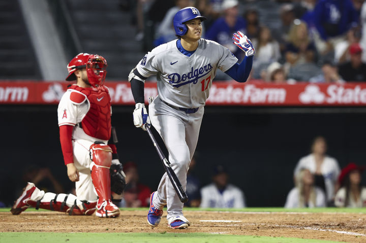 [애너하임=AP/뉴시스] LA 다저스의 오타니 쇼헤이가 11일(현지 시간) 미 캘리포니아주 애너하임의 에인절 스타디움에서 열린 2025 메이저리그 LA 에인절스와의 경기 8회 초 1점 홈런(시즌 42호)을 치고 있다. 오타니는 3경기 연속 홈런 포를 가동하며 3타수 1안타(홈런) 1타점 1득점 1볼넷 1삼진을 기록했고, 다저스는 4-7로 패했다. 2025.08.12.