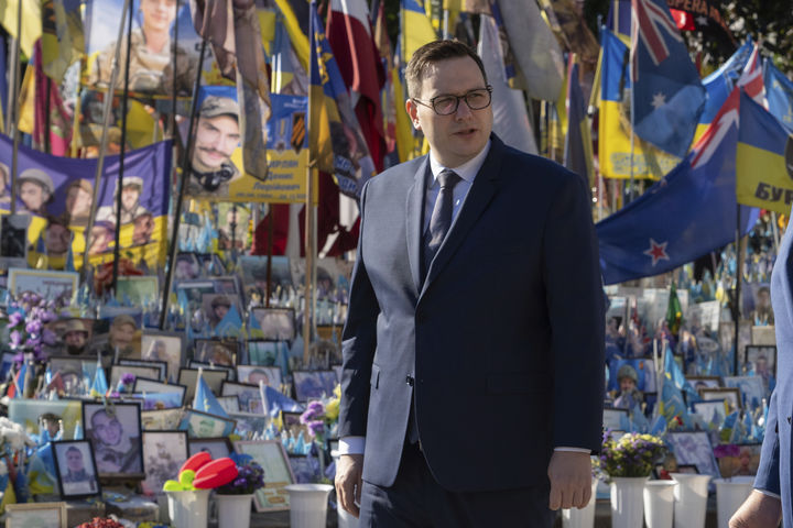 [키이우=AP/뉴시스]얀 리파프스키 체코 외무장관이 지난 8월 12일(현지 시간) 키이우 독립광장에서 열린 우크라이나 전사자 추모식에 참석했다. 2025.10.01.