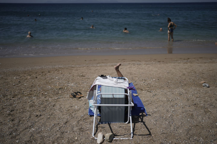 [아테네=AP/뉴시스] 12일(현지 시간) 그리스 아테네 글리파다 해변에서 시민들이 휴식하고 있다. 2025.08.13.