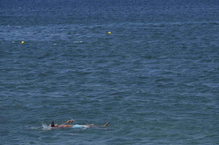 [아테네=AP/뉴시스] 12일(현지 시간) 그리스 아테네 글리파다 해변에서 한 남성이 수영을 하고 있다. 2025.08.13.