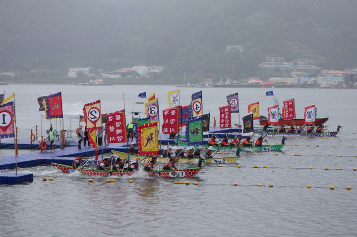 [통영=뉴시스] 신정철 기자= 통영문화재단은 제64회 통영한산대첩축제를 기념하는 제16회 통영시장배 전국 거북선 노젓기 대회에 역대 최다인 48개 팀이 참가한 가운데 열띤 승부를 펼쳤다고 11일 밝혔다. 사진은 지난 9일 통영시 광도면 죽림만 해상에서 개최된 제16회 통영시장배 전국 거북선 노젓기 대회 기관·단체 결승전 경기모습.(사진=통영시 제공).2025.08.11. photo@newsis.com *재판매 및 DB 금지