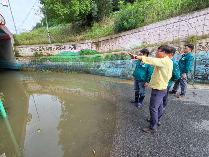 [거제=뉴시스] 신정철 기자= 변광용 거제시장은 지난 주말인 9일과 10일 지속된 집중호우로 인한 피해 상황을 살피고 시민 안전을 확보하기 위해 주요 피해 현장과 관내 해수욕장 점검에 나섰다고 11일 밝혔다.사진은 지난 10잉 오후, 호우 현장 방문 모습.(사진=거제시 제공).2025.08.11. photo@newsis.com *재판매 및 DB 금지