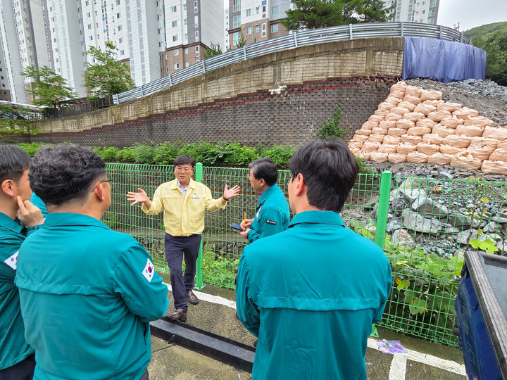 [거제=뉴시스] 신정철 기자= 변광용 거제시장이 지난 10일 오후, 최근 호우로 인하여 아파트 옹벽이 붕괴되었던 현장을 방문해 도로 하부 옹벽 보강 공사 진행 상황을 면밀히 확인하고, 주민 불편 최소화를 위해 응급 복구를 조속히 완료할 것을 관계 부서에 지시하고 있다.(사진=거제시 제공).2025.08.11. photo@newsis.com *재판매 및 DB 금지