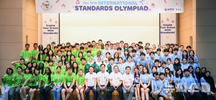 [세종=뉴시스]국가기술표준원은 지난해 충남 천안시에 위치한 캠코인재개발원에서 중국, 일본, 싱가폴, 인도네시아를 비롯한 11개국 중·고등학생 40팀 및 지도교사 등 관계자 200여명이 참석한 가운데 열린 '제19회 국제표준올림피아드'를 개최했다.(사진=국표원 제공)
