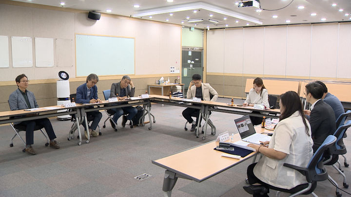 [서울=뉴시스] LG헬로비전 지역채널 헬로tv뉴스가 공정성과 지역성 강화를 위해 '지역채널보도자문위원회'를 운영한다. 사진은 올해 상반기 LG헬로비전 경남·가야방송 지역채널 자문위원회들이 회의하는 모습 (사진=LG헬로비전 제공) 25.08.12. photo@newsis.com *재판매 및 DB 금지