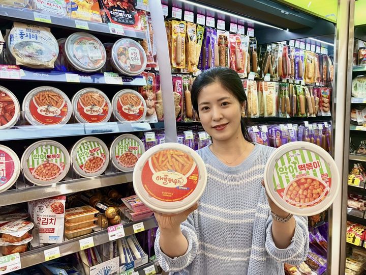 [서울=뉴시스] CU는 서울 왕십리의 떡볶이 맛집 '악어떡볶이'와 손잡고 새로운 레스토랑간편식(RMR·Restaurant Meal Replacement) 상품을 출시했다고 12일 밝혔다.(사진=BGF리테일 제공) *재판매 및 DB 금지
