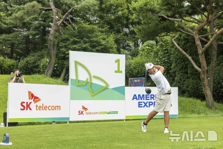 [서울=뉴시스]SK텔레콤은 지난 11일 경기도 용인시 국가보훈부 88컨트리클럽에서 열린 'SK텔레콤 어댑티브 오픈 2025'가 30명의 발달장애인 골프선수들과 15명의 프로 골퍼·인플루언서 등이 함께한 가운데 성황리에 마쳤다고 12일 밝혔다. 사진은 SK텔레콤 어댑티브 오픈 2025 우승자 허도경 선수가 티샷을 날리는 모습. (사진=SK텔레콤 제공)