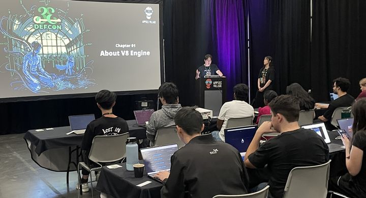 SK쉴더스의 화이트 해커 그룹 EQST(이큐스트)가 지난 8일 미국 라스베이거스 컨벤션센터에서 열린 세계 최대 규모의 해킹 컨퍼런스 데프콘(DEF CON)33에서 워크숍을 진행하고 있는 모습(사진=SK쉴더스 제공) *재판매 및 DB 금지