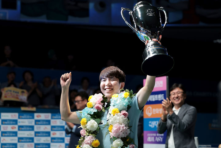 모리 유스케가 11일 경기도 고양시 킨텍스 PBA 스타디움에서 열린 프로당구 2025~2026시즌 3차 투어 올바른 생활카드 NH농협카드 PBA-LPBA 채리티 챔피언십 PBA 결승에서 엄상필을 꺾고 우승을 차지한 뒤 우승 트로피를 들어올렸다. 2025.08.11. (사진=프로당구협회 제공) *재판매 및 DB 금지