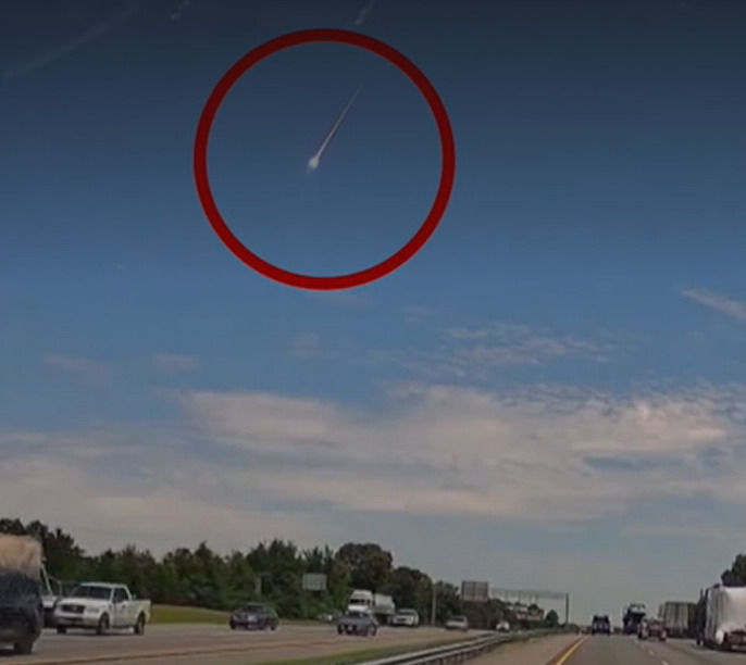 [뉴시스]지난 6월26일 미국 조지아주에 운석이 떨어지는 모습. (사진=BBC 캡처) 2025.8.12 *재판매 및 DB 금지