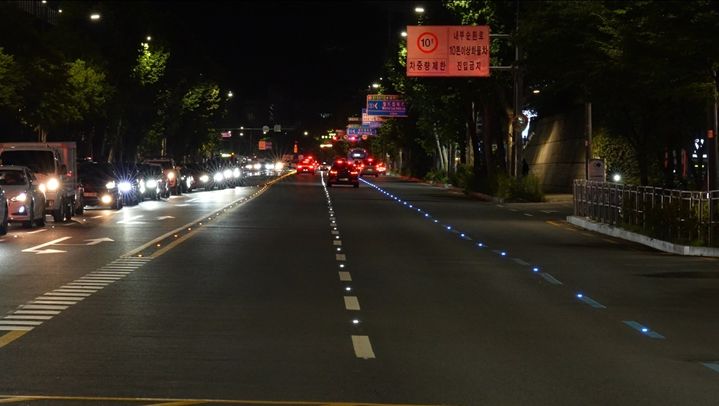 [서울=뉴시스] 태양광 LED 표지병 시공사례(성산로). 2025.08.12. (사진=서울시 제공) *재판매 및 DB 금지