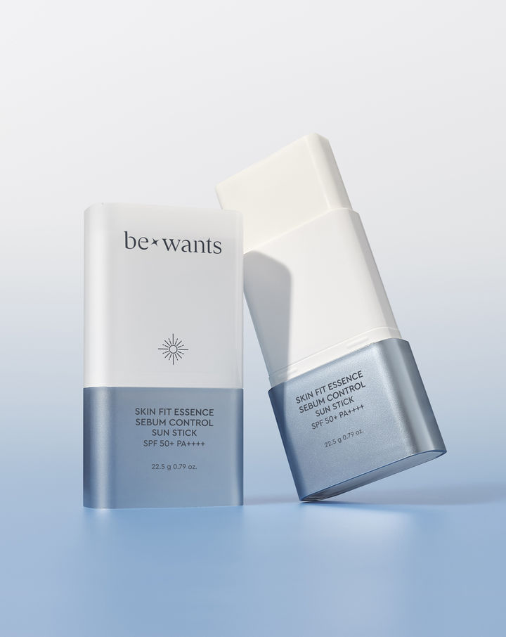 [서울=뉴시스] HK이노엔 '스킨핏 에센스 세범 컨트롤 선스틱' (사진=HK이노엔 제공) 2025.08.12. photo@newsis.com *재판매 및 DB 금지