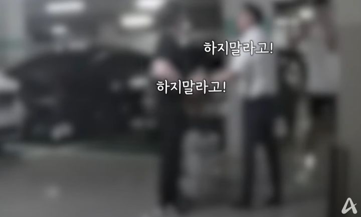 [뉴시스] 서울 양천구의 한 아파트 주차장에서 주차 문제로 이웃과 말다툼을 벌이던 20대 남성이 권총 모양의 가스분사기와 삼단봉을 꺼내 위협한 특수협박 혐의로 입건됐다. (사진 = '채널A News' 유튜브 캡처) 2025.08.12. *재판매 및 DB 금지