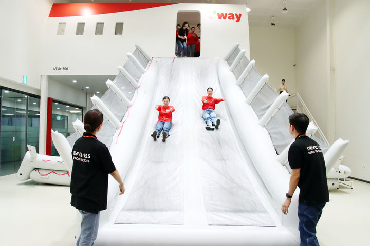 [대구=뉴시스]티웨이항공, 日 대학생 대상 '크루클래스'…객실승무원 체험(사진=티웨이항공 제공) photo@newsis.com *재판매 및 DB 금지