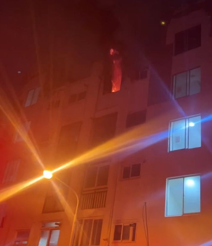 [대구=뉴시스] 11일 오후 11시37분께 대구 북구 복현동의 5층짜리 아파트 5층에서 불이 났다. (사진=대구소방안전본부 제공) 2025.08.12. photo@newsis.com *재판매 및 DB 금지