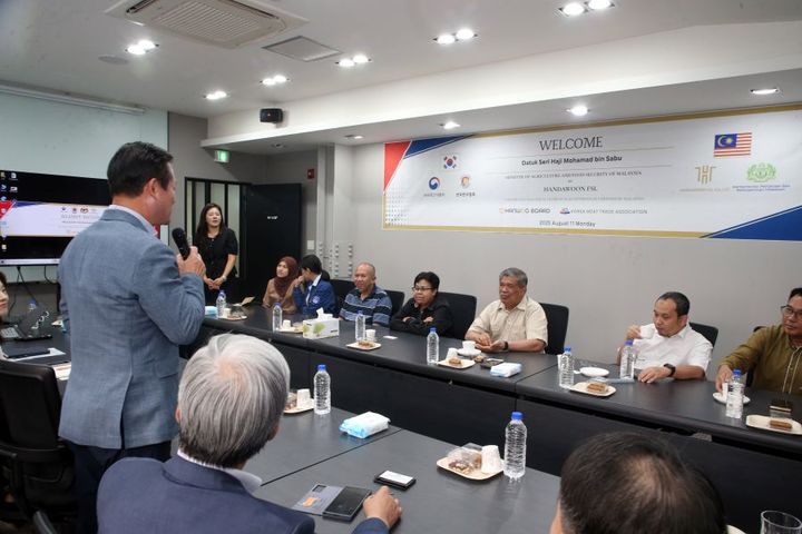 [홍천=뉴시스] 12일 홍천군(군수 신영재)은 말레이시아 농업부 장관 Mohamad Sabu 등 말레이시아 정부 관계자와 농림축산식품부 관계자가 지난 11일 홍천군 소재 할랄 도축장 등을 견학했다고 밝혔다. 홍천군 제공. *재판매 및 DB 금지