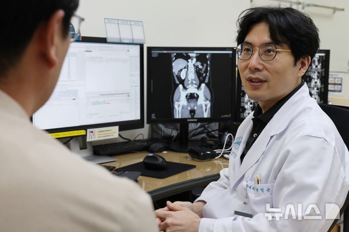 [서울=뉴시스] 박인근 서울아산병원 종양내과 교수가 희귀 비뇨기암 환자를 진료하고 있다. (사진= 서울아산병원 제공)
