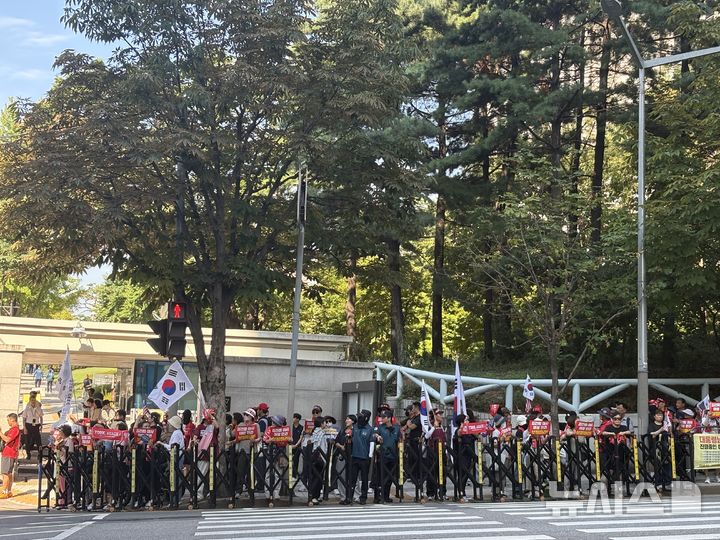 [서울=뉴시스]최은수 기자=윤석열 전 대통령 부인인 김건희 여사가 12일 구속 전 피의자 심문(영장실질심사)을 받기 위해 출석한 서울중앙지법 인근에 지지자들이 모여든 모습. 2025.08.12