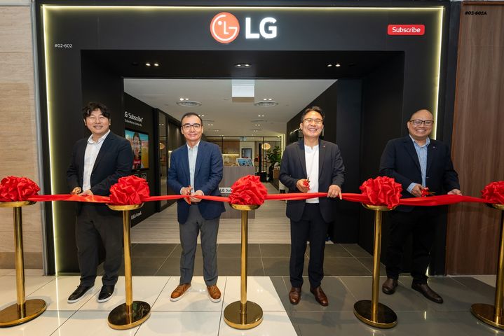 [서울=뉴시스]글로벌구독_싱가포르: LG전자가 최근 싱가포르에서 구독 전용 브랜드샵을 첫 오픈하고 서비스를 본격 론칭하는 등 글로벌 구독 사업 확대에 속도를 내고 있다. LG전자 관계자들이 싱가포르 구독 전용 브랜드샵 오픈을 기념하고 있다. (사진=LG전자 제공) photo@newsis.com *재판매 및 DB 금지