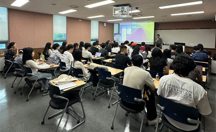 [서울=뉴시스] 서강대에서 열린 대학원생 취업역량강화 프로그램에 참가한 대학원생들이 강의를 수강하고 있다. (사진=서강대 제공) 2025.08.12. photo@newsis.com **기사 내용과 관련 없습니다** *재판매 및 DB 금지