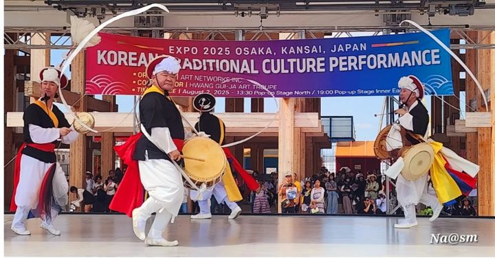 [수원=뉴시스]간사이 엑스포 야외무대에서 펼쳐진 사물놀이(사진=나상만 연출가 제공)2025.08.12.ph0to@newsis.com*재판매 및 DB 금지 *재판매 및 DB 금지