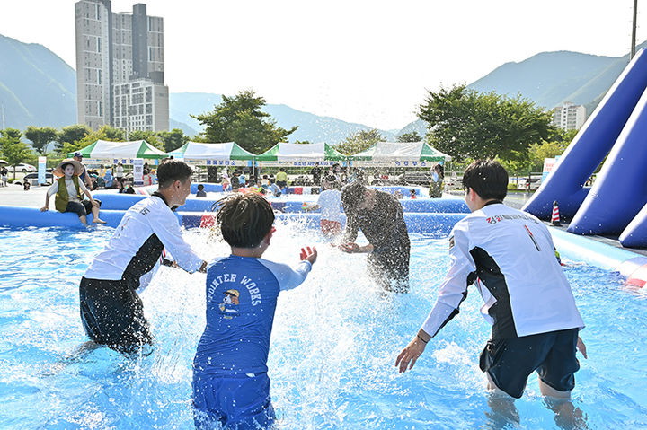 정선종합경기장 인라인·농구장 일대에서 지난 11일까지 열린 2025 아리하랑 물놀이캠프.(사진=정선군 제공) *재판매 및 DB 금지