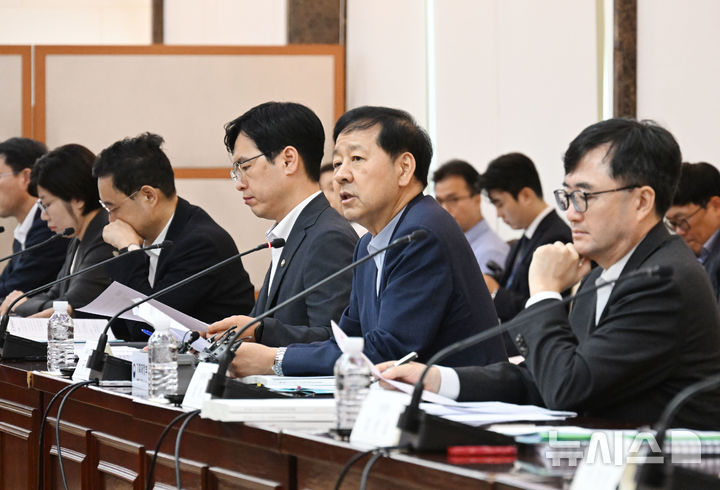 [세종=뉴시스] 구윤철 경제부총리 겸 기획재정부 장관이 12일 서울 종로구 정부서울청사에서 '제27차 국유재산정책심의위원회'를 주재, 모두발언을 하고 있다. (사진=기재부 제공) 2025.08.12. photo@newsis.com