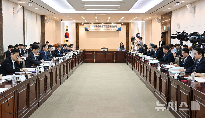 [세종=뉴시스] 구윤철 경제부총리 겸 기획재정부 장관이 12일 서울 종로구 정부서울청사에서 '제27차 국유재산정책심의위원회'를 주재, 모두발언을 하고 있다. (사진=기재부 제공) 2025.08.12. photo@newsis.com