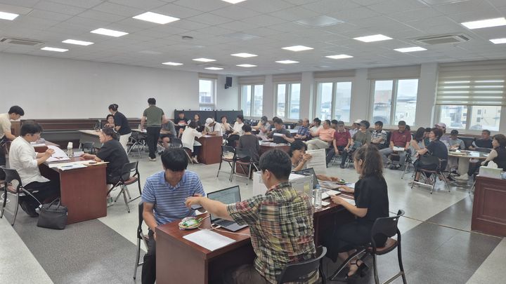 [합천=뉴시스] 합천군, 경남신보와 협업 소상공인 출장 상담 (사진=합천군 제공) 2025. 08. 12. photo@newsis.com *재판매 및 DB 금지