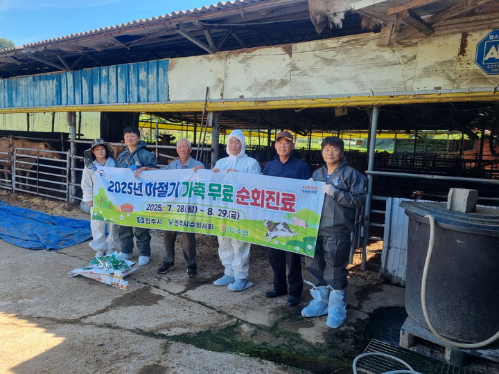 [진주=뉴시스]진주시, 축산농가피해 예방 가축 순회진료.(사진=진주시 제공).2025.08.12.photo@newsis.com *재판매 및 DB 금지