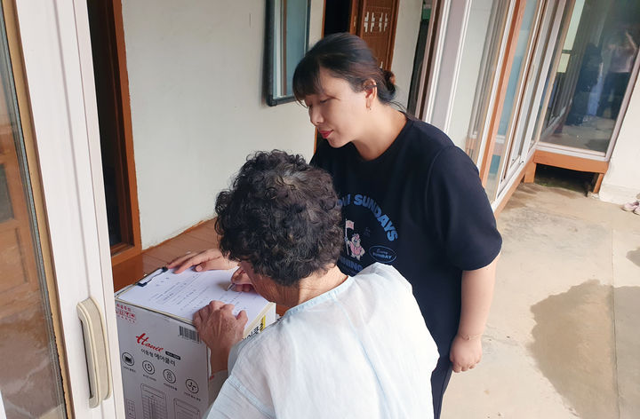 [서산=뉴시스] 충남 서산시청 직원이 지난 11일 지역 내 침수피해 가구를 방문해 전자제품을 건네고 있다. (사진=서산시 제공) 2025.08.12. photo@newsis.com *재판매 및 DB 금지