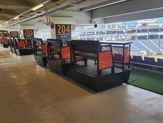 [대전=뉴시스] 프로야구 한화이글스가 홈구장인 한화생명볼파크의 장애인석을 바닥의 장애인석 표식을 카펫으로 가리고 특별석을 만들어 좌석을 판매해 와 논란이 일고 있다. (사진=대전시 제공) 2025. 08. 12 photo@newsis.com *재판매 및 DB 금지