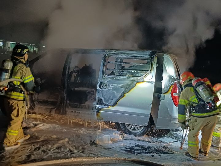 [태안=뉴시스] 12일 오전 1시2분께 충남 태안군 태안읍 삭선리의 한 도로를 주행 중이던 승합차에서 불이 나 현장에 출동한 소방대원이 진화에 나서고 있다. (사진=태안소방서 제공) 2025.08.12. photo@newsis.com *재판매 및 DB 금지
