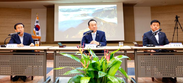 정책간담회하는 김문근 단양군수, 엄태영 의원, 이상훈 단양군의장(왼쪽부터) *재판매 및 DB 금지