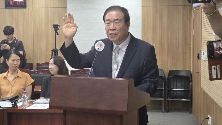 [세종=뉴시스] 송승화 기자 = 12일 세종시 보람동, 시의회에서 선서하는 세종평생교육·정책연구원장 권영걸 후보자. 2025.08.12. ssong1007@newsis.com *재판매 및 DB 금지