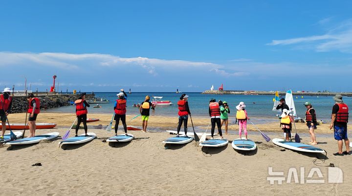 [제주=뉴시스] 제주시 이호해수욕장에서 펼쳐진 해양레저 스포츠 페스티벌. (사진=제주도 제공) photo@newsis.com