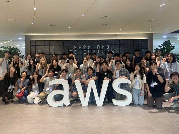[서울=뉴시스] 광운대와 아마존코리아가 개최한 '빅테크 진로체험 융합프로젝트'에 참가한 5개 대학 학생들이 기념사진을 촬영하고 있다. (사진=광운대 제공) 2025.08.12. photo@newsis.com *재판매 및 DB 금지